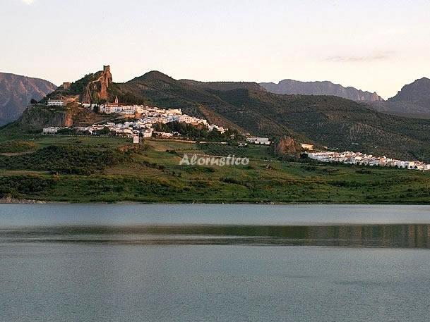 Casa rural LAS 4 LUNAS en ZAHARA DE LA SIERRA, CADIZ - AloRústico