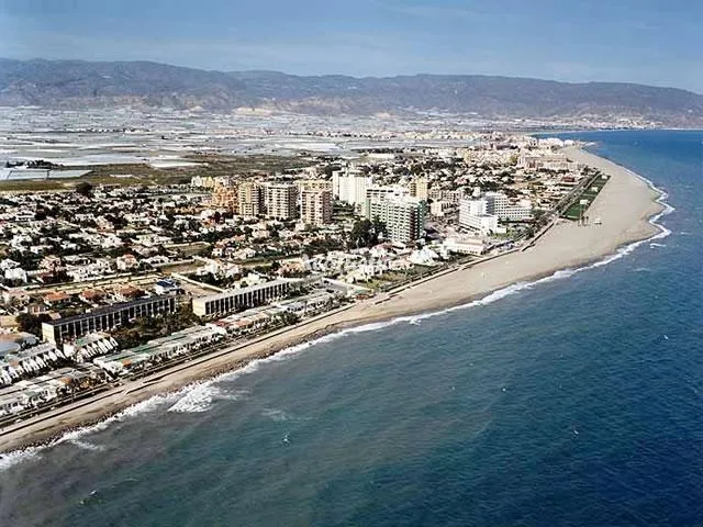 Alojamiento turístico PISO LOS HERMANOS M en ROQUETAS DE MAR · ALMERÍA