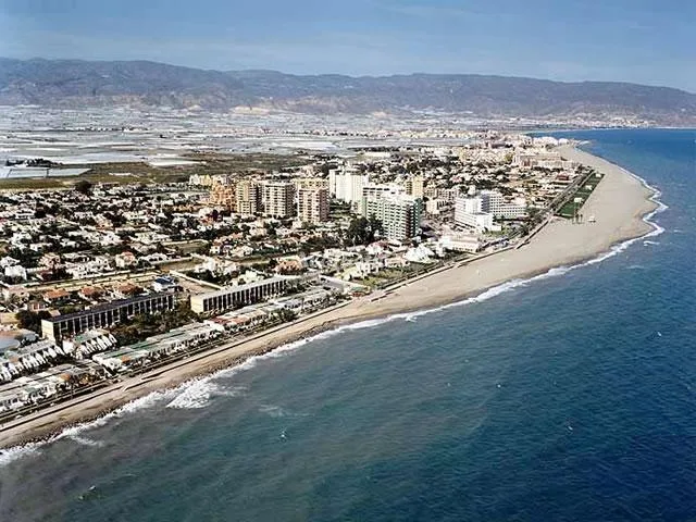 Alojamiento turístico PISO LOS HERMANOS M en ROQUETAS DE MAR · ALMERÍA