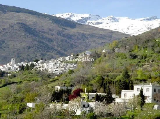 Alojamiento turístico CORTIJO OPAZO-CORONA en PÓRTUGOS · GRANADA