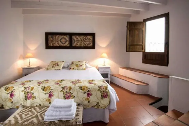 CASA DE LA ROCA en PITRES — miniatura 4