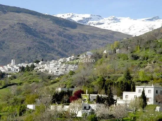 Alojamiento turístico CORTIJO OPAZO-CORONA en PÓRTUGOS · GRANADA