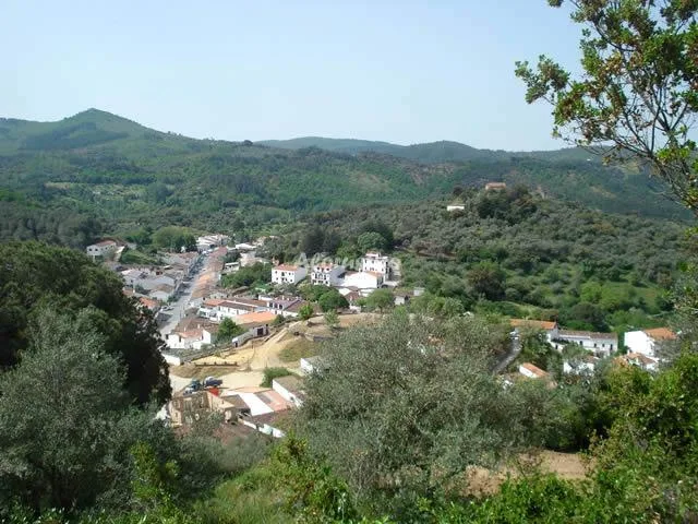 Alojamiento turístico FONDA DEL CASTILLO en CUMBRES DE SAN BARTOLOME · HUELVA
