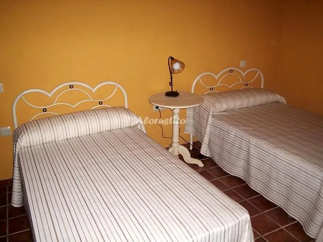 FONDA DEL CASTILLO en CUMBRES DE SAN BARTOLOME — miniatura 4