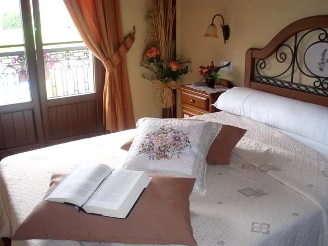 HOTEL EIRADO DO PINO-HAB. MATRIMONIO VISTAS FINCA en SIMES-MEAÑO — miniatura 7